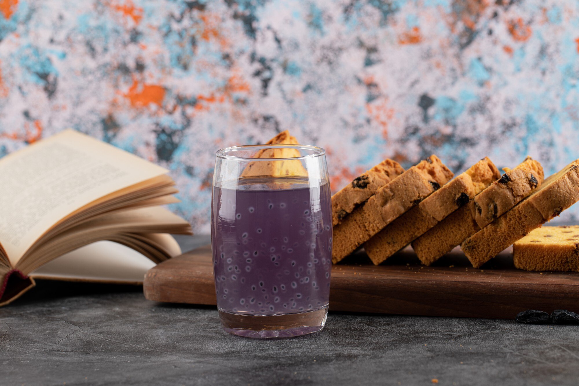 Bebida tradicional de maíz morado en vaso de vidrio